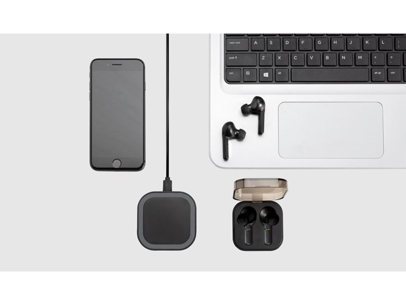 TWS oordoppen in oplaadcassette en draadloze oplader