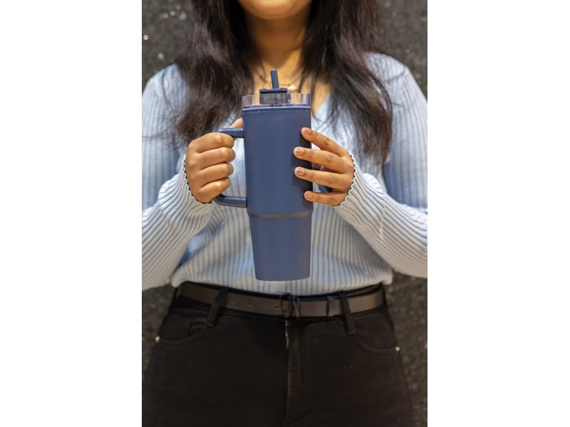 Tana Gerecyclede Plastic Tumbler met Handvat 900 ml - Duurzame Drinkfles | Totziens Promotions Tana Gerecyclede Plastic Tumbler met Handvat 900 ml - Duurzame Drinkfles | Totziens Promotions