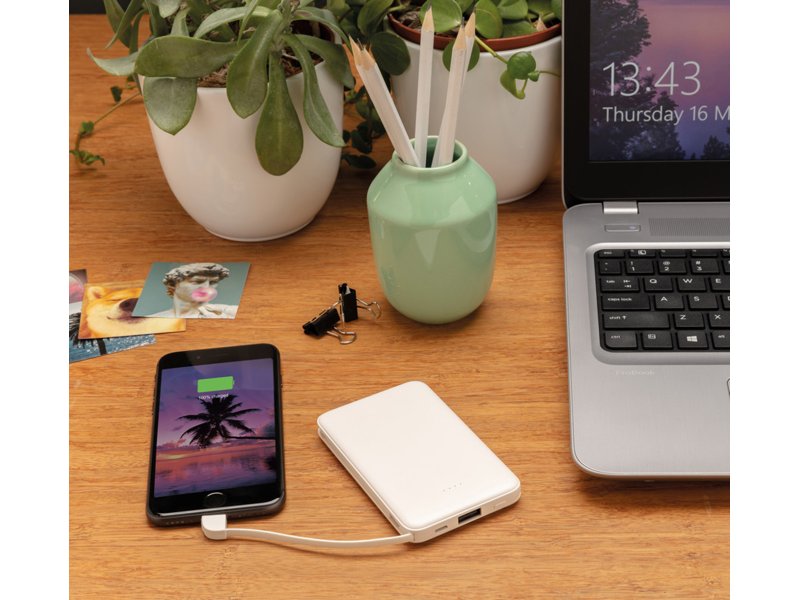 5.000 mAh zakformaat powerbank met geïntegreerde kabels 5.000 mAh zakformaat powerbank met geïntegreerde kabels
