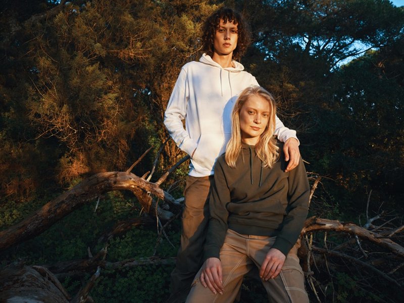 Iqoniq - trendy kleuren hoodies - en verantwoord geproduceerd! Iqoniq - trendy kleuren hoodies - en verantwoord geproduceerd!